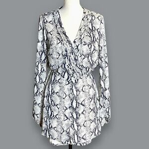 Arc & Co Long Sleeve Snakeskin Print Shortalls Romper Size Large